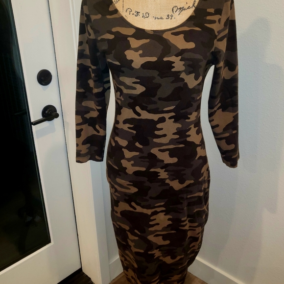 New York & Company Street Soho Women's 3/4 sleeves midi bodycorn camo dress - Picture 9 of 14